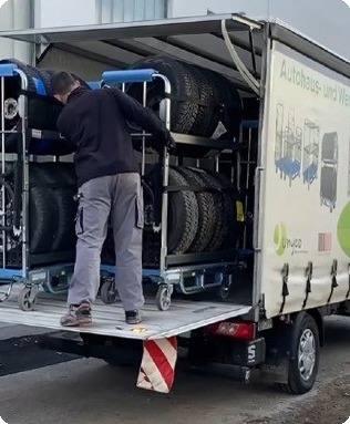 Reifenwagen Loggyflex RT 255 wird in einen LKW verladen