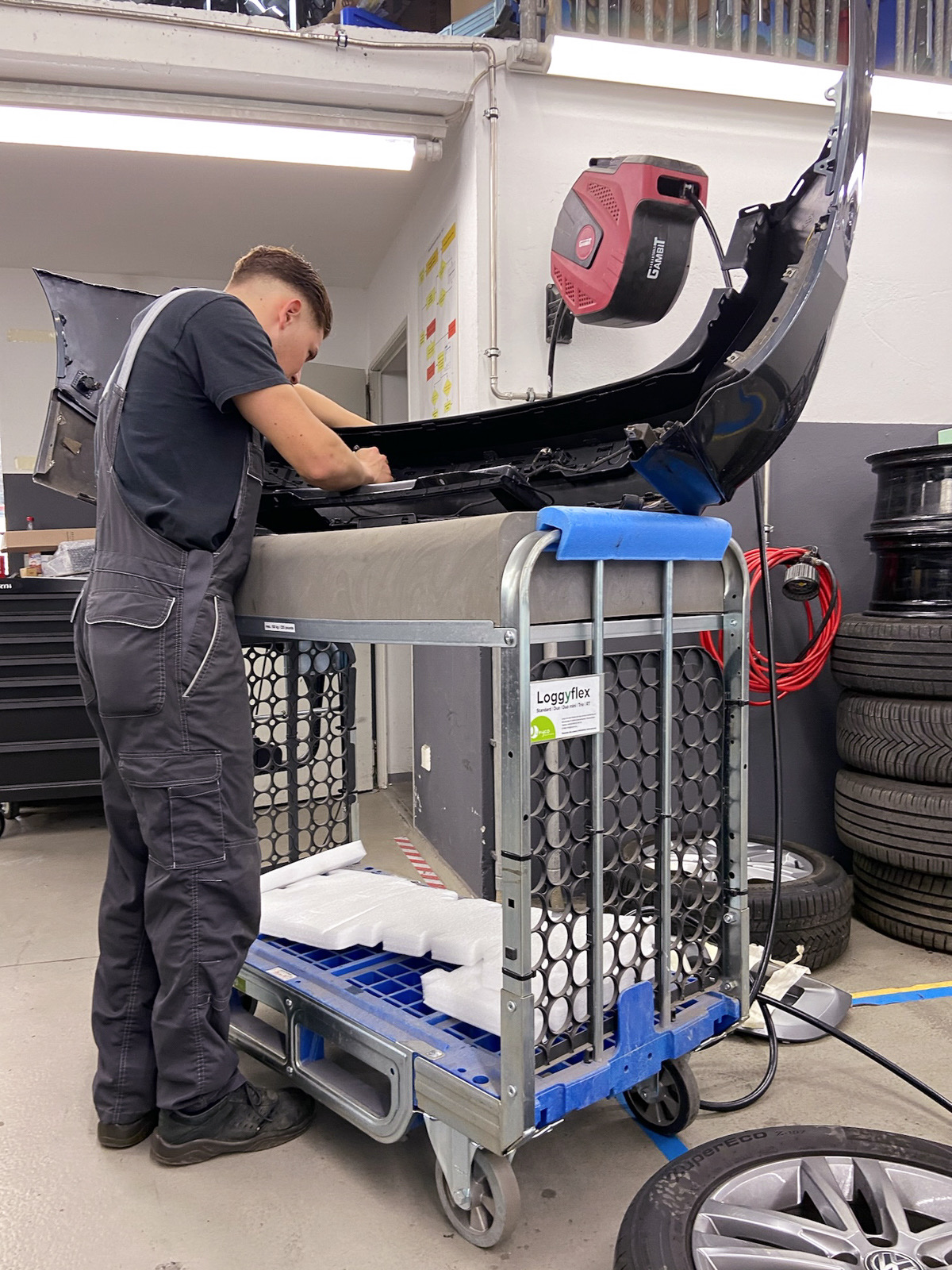 Mechanic fitting a bumper on the Loggyflex Duo mini, SoftTops protect the edge