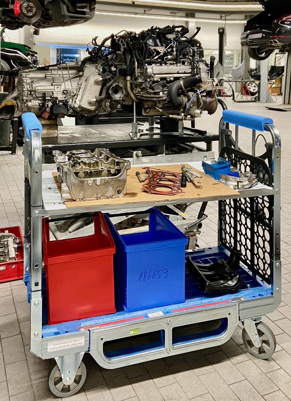 Loggyflex Duo mini with cylinder head, gaskets and small parts bins during engine repair