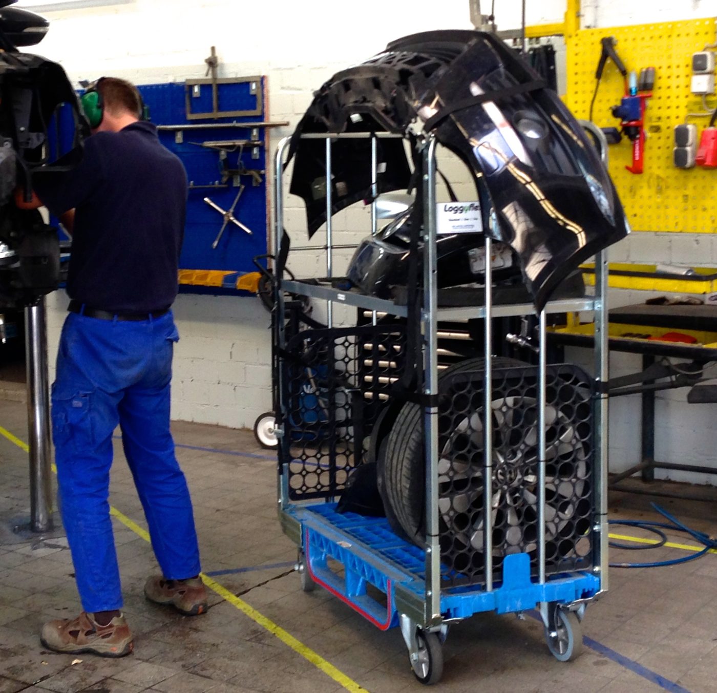 Mechanic next to the Loggyflex Duo mini with a bumper, complete wheels and add-on parts