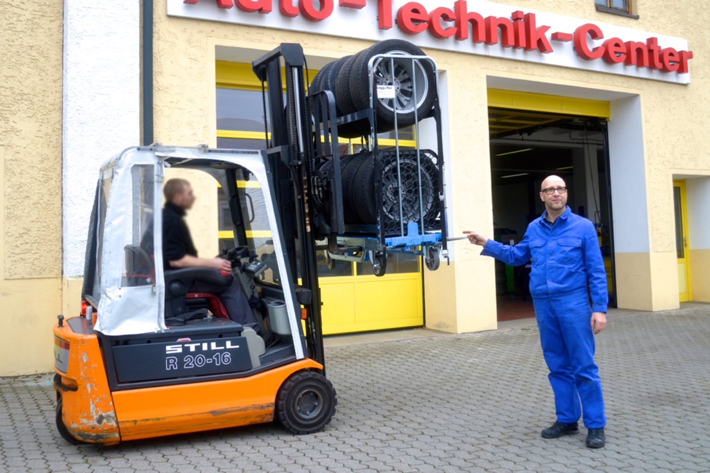 Loggyflex RT 255 with wheels being lifted by a forklift, an employee standing next to it