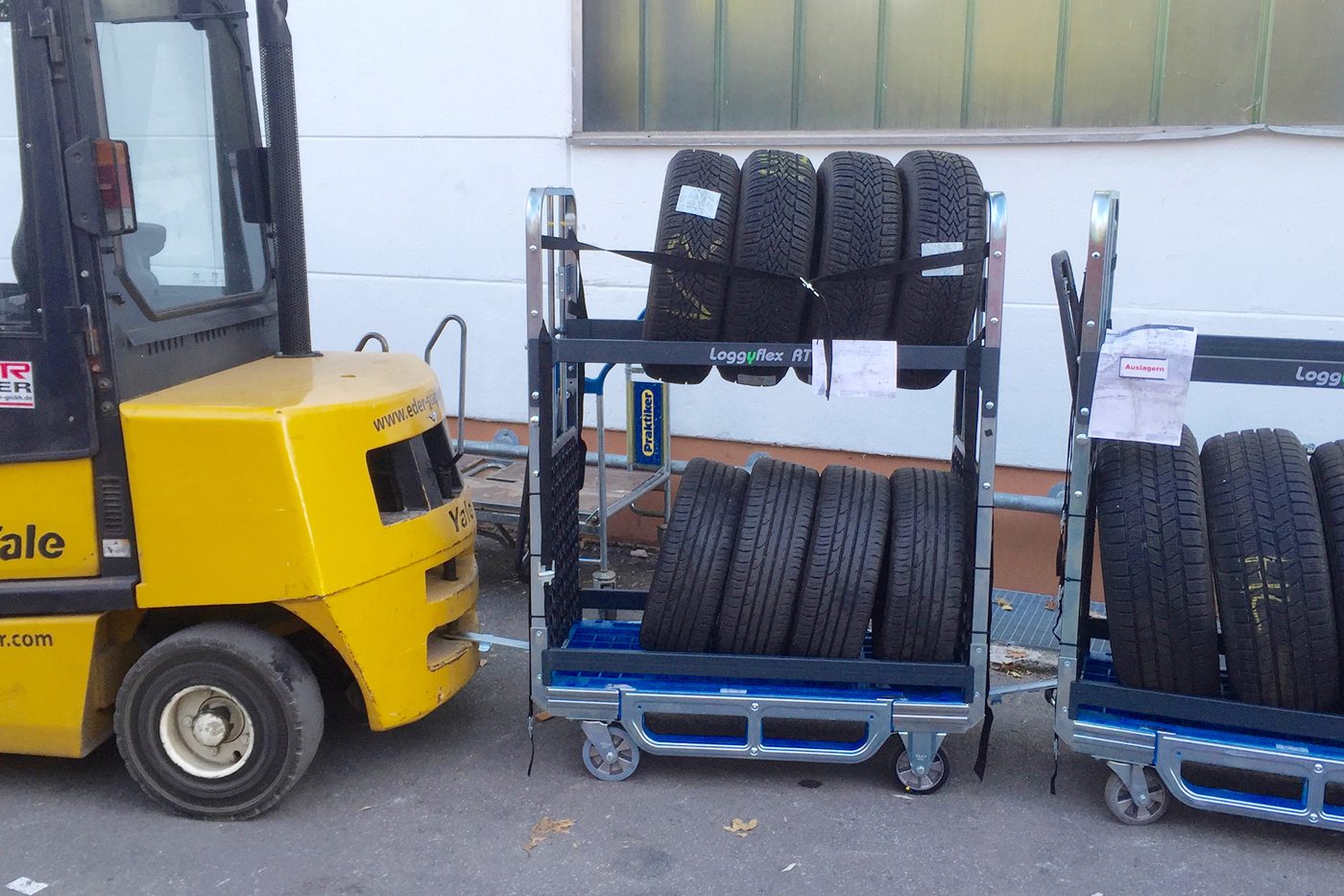 Forklift towing Loggyflex RT 255 trolleys with tyres as a tow train