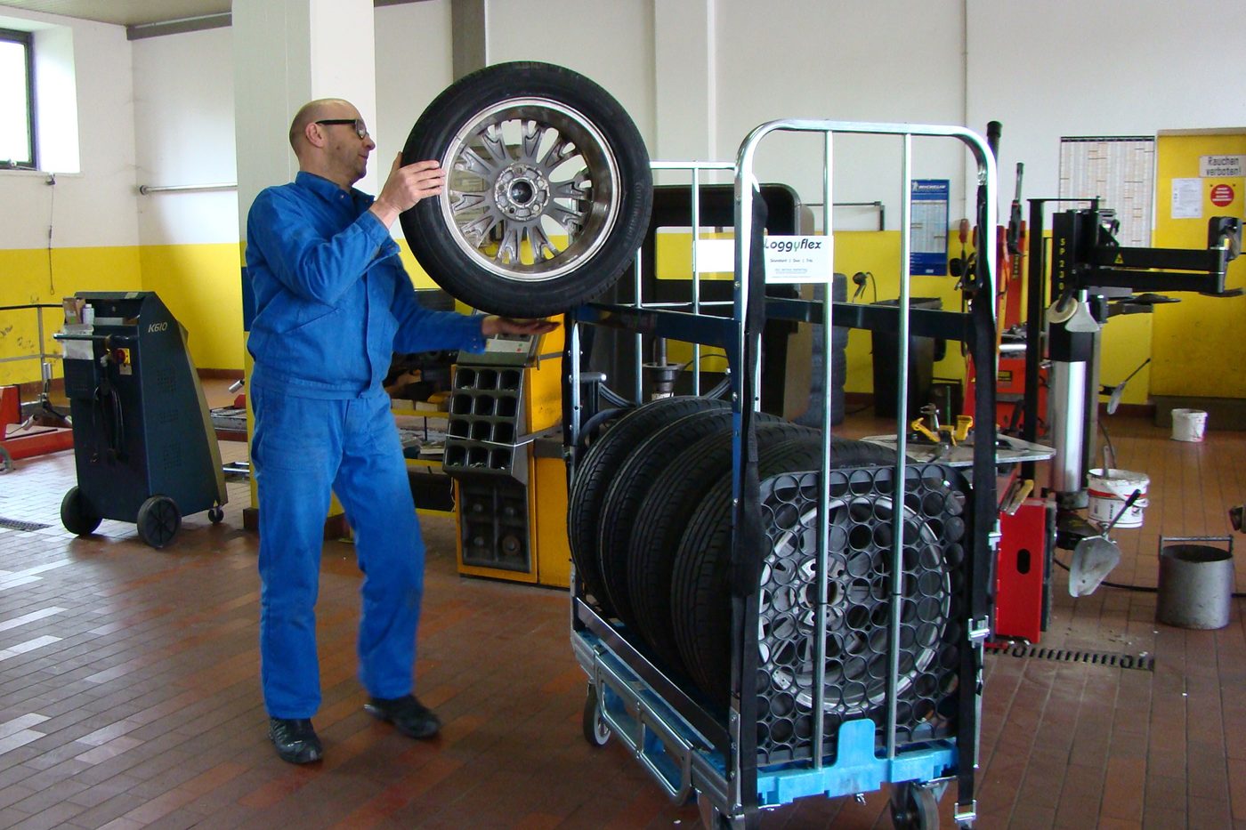 Employee placing a wheel on the Loggyflex RT 255 in the workshop