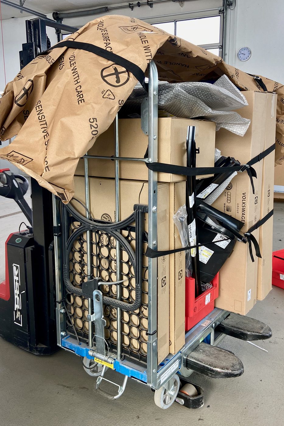 Loggyflex Standard with boxes and packaging in the warehouse, a forklift next to it