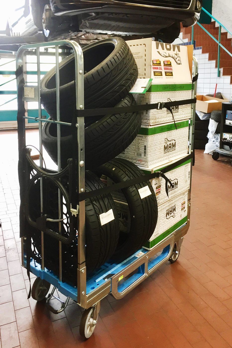 Loggyflex Standard with tyres and boxes, secured with lashing straps