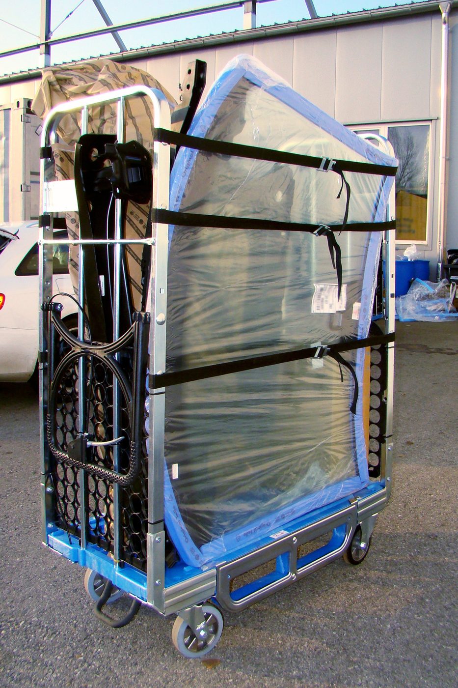 Loggyflex Standard with windscreens, secured with lashing straps