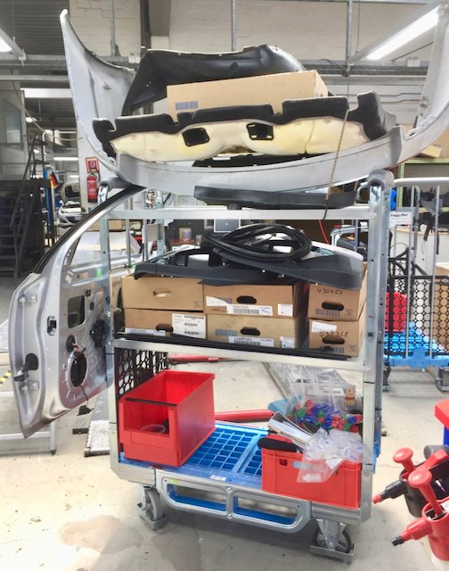 Loggyflex Trio with a vehicle door, bumper, spare parts boxes and small parts bins