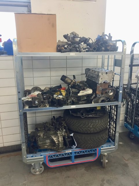 Loggyflex Trio loaded with an engine block, gearbox, assemblies and two tyres