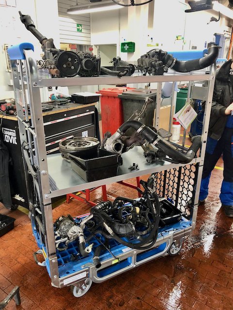 Loggyflex Trio with engine parts, charge air hoses and flywheel during engine removal