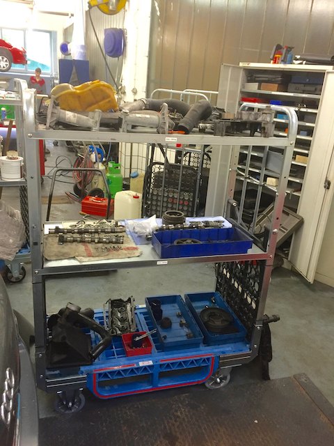 Loggyflex Trio with camshafts, cylinder head parts and small parts in sorting boxes