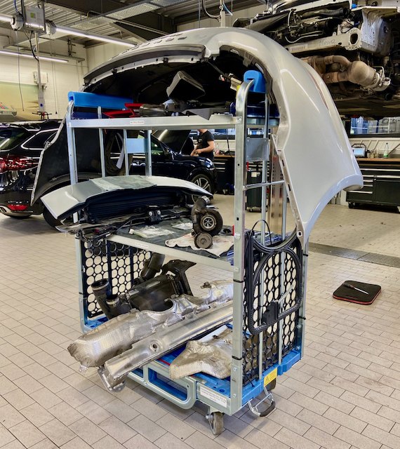 Loggyflex Trio in the workshop with a bumper, radiator parts and exhaust system on three levels