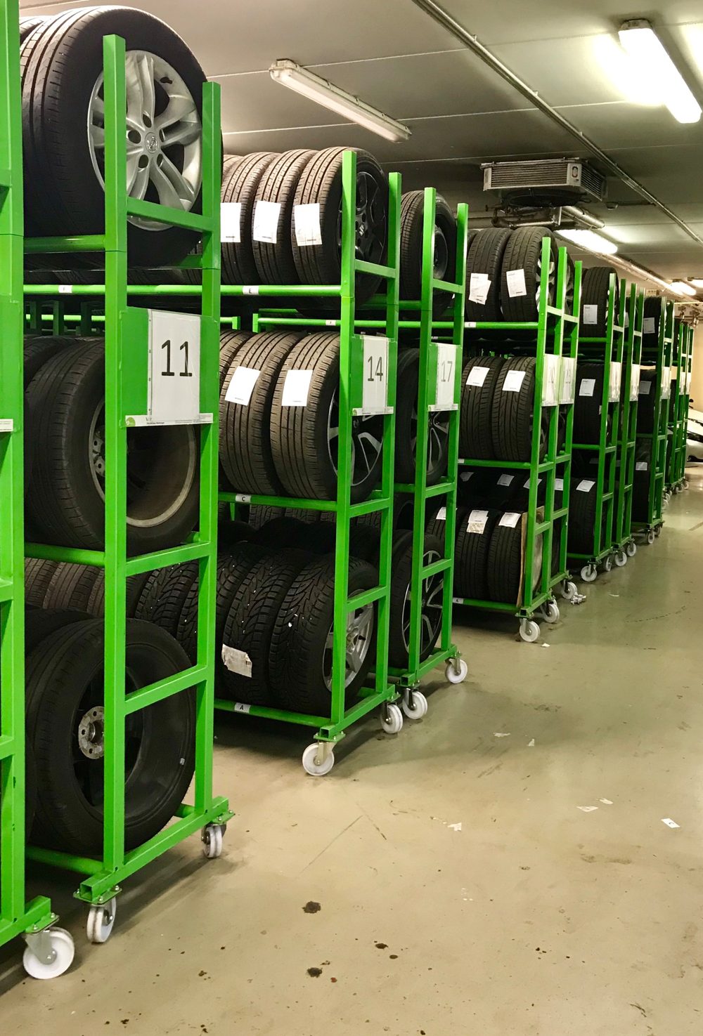 Deposito di pneumatici e ruote mobile con elementi LoggyStore: scaffali verdi mobili per pneumatici in un locale di stoccaggio